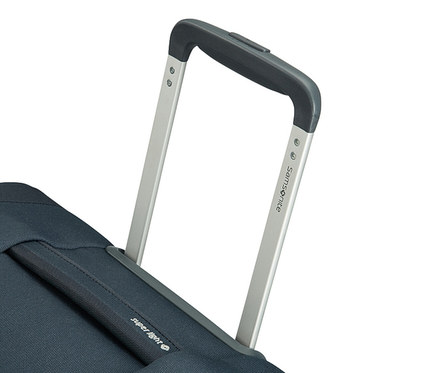 Detailaufnahme eines marineblauen Samsonite CITYBEAT SPINNER Trolleys, mittelgroß, mit ausgezogenem Teleskopgriff.