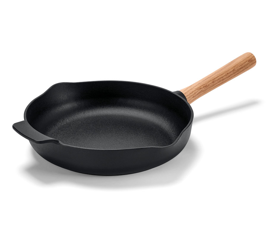 Eine schwarze Gusseisen-Pfanne mit Holzgriff.