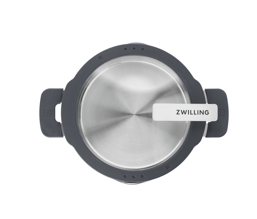 Detailansicht von oben auf einen ZWILLING Kochtopf »Simplify« aus Edelstahl mit grauen Griffen.