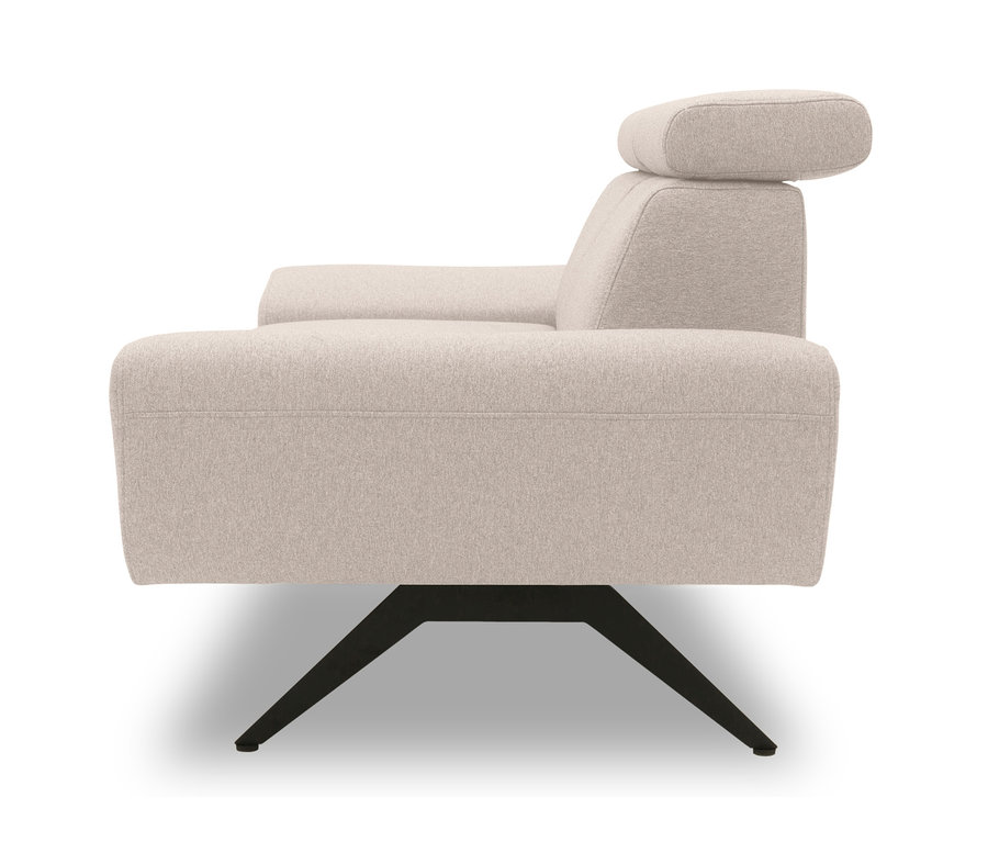 Seitenansicht von beigem DOMO collection 2-Sitzer »Cabarini« mit Bumerang-Fuß.