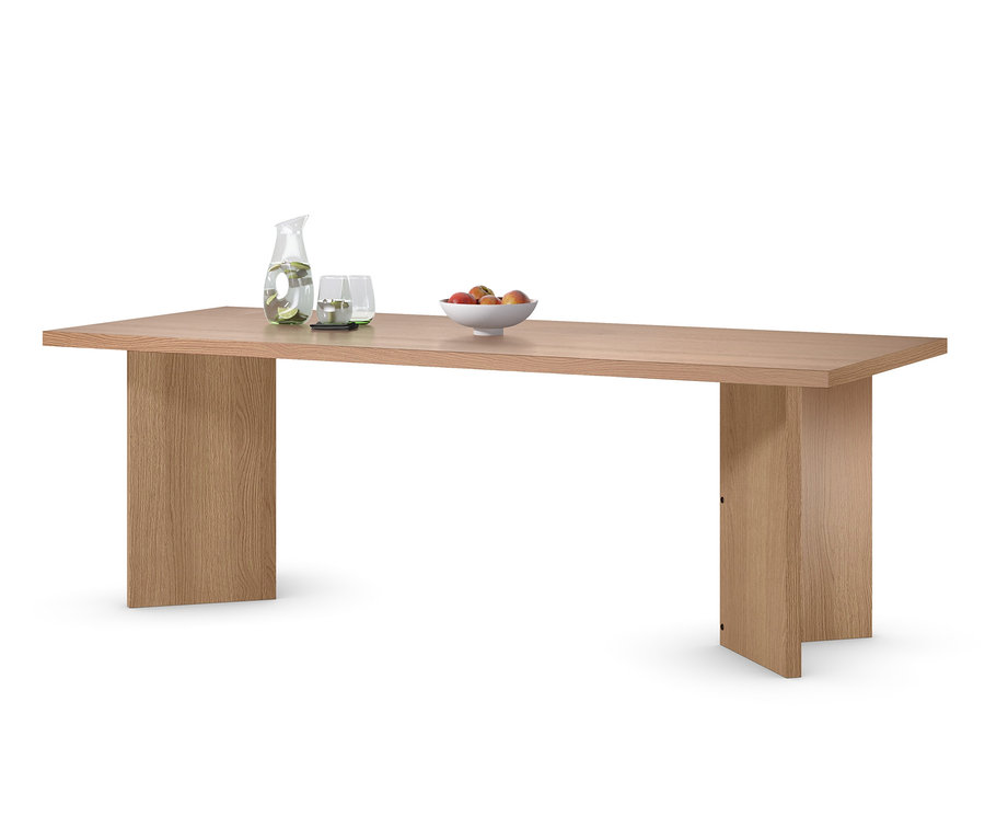 Naturfarbener Esstisch, vtwonen, 220 x 90 cm, mit Obstschale, Karaffe und Gläser.