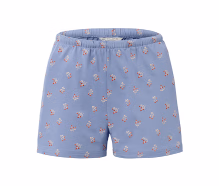 Blaue Shorts mit Blumenmuster.