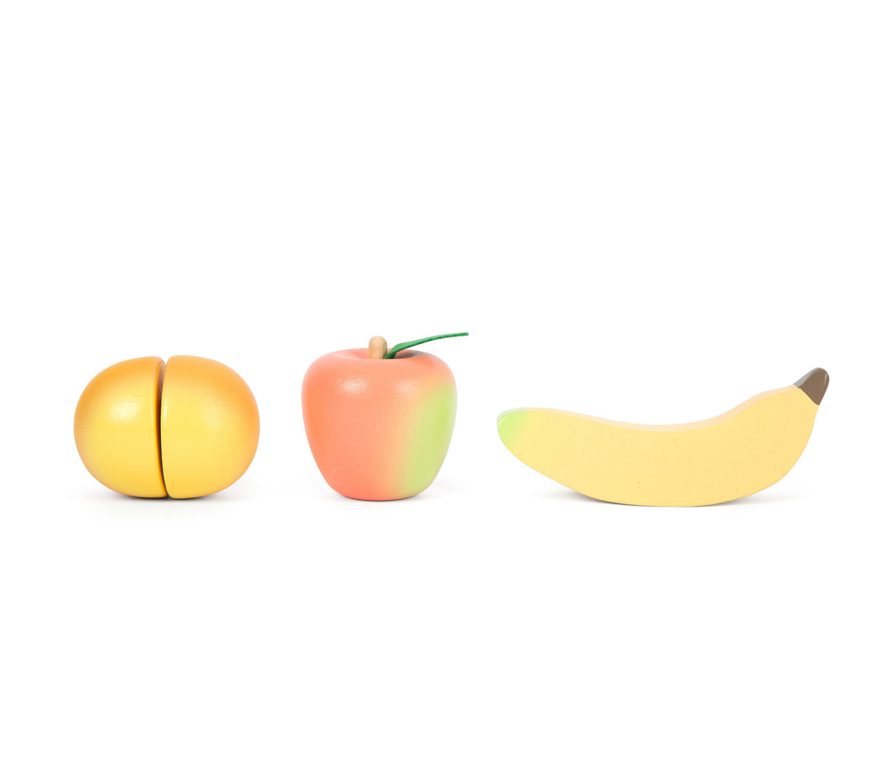 Eine hölzerne Mandarine in zwei Hälften, ein hölzerner Apfel und eine hölzerne Banane.