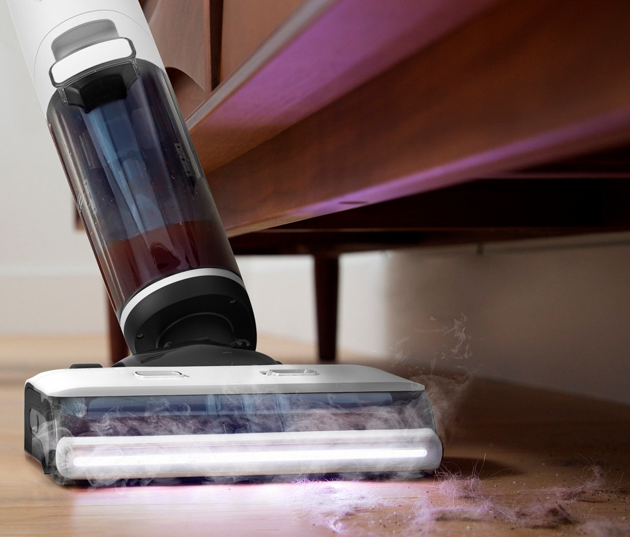 Tineco Floor One S7 Steam Plus reinigt Holzboden unter braunem Schrank.