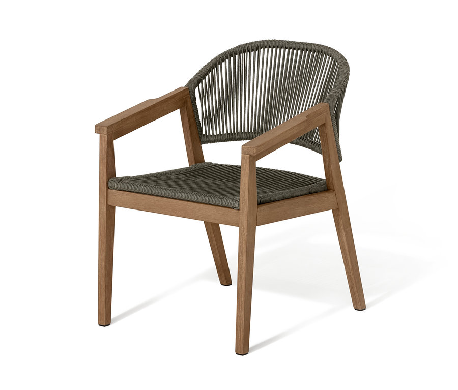 Design-Dining-Stuhl mit Holzrahmen und geflochtener Sitzfläche und Rückenlehne.