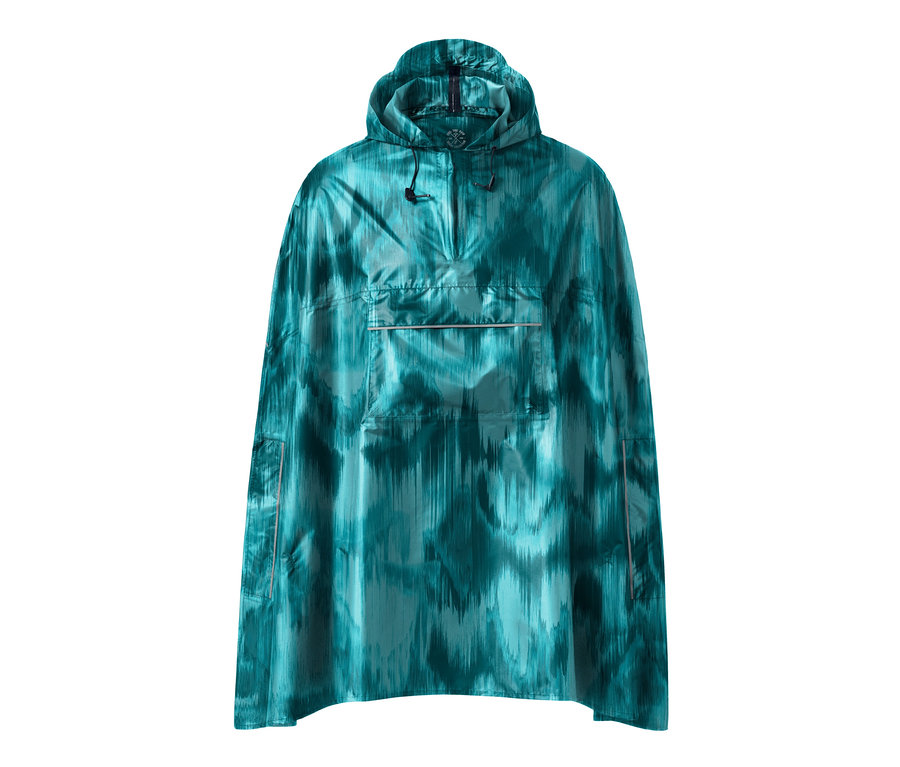 Nahaufnahme eines Regenponchos mit Alloverprint.