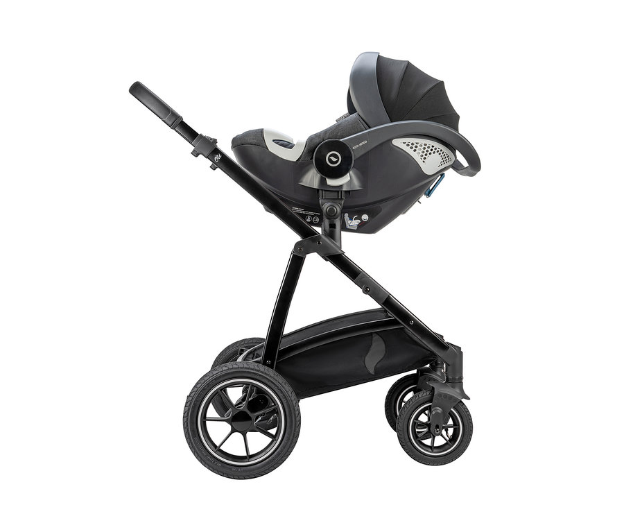 Ein schwarzer Osann Kombi-Kinderwagen »Olé Re.Label« ist von der Seite dargestellt.
