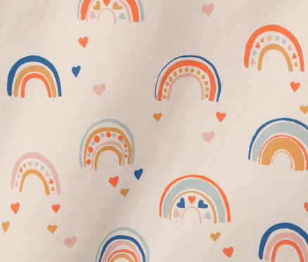 Muster einer Kinder-Teddyweste mit Regenbogen und Herzen auf hellem Hintergrund.