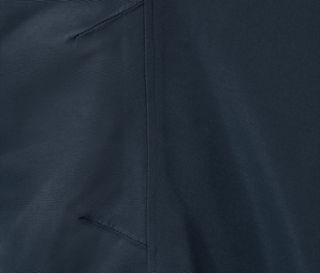 Detailaufnahme einer dunkelblauen Kinder-Regenhose.