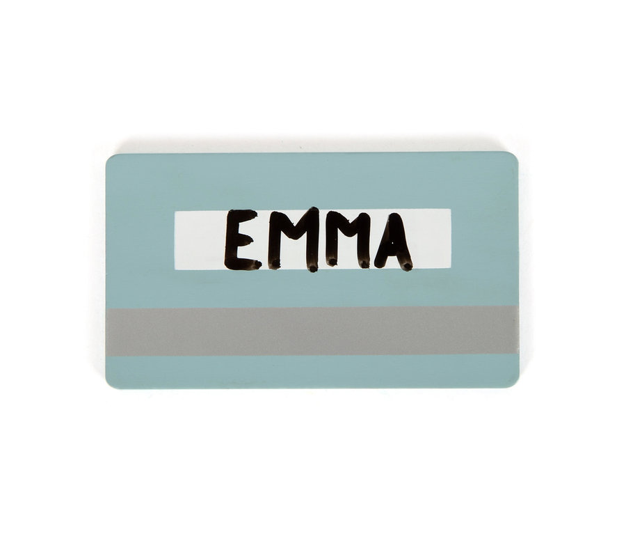 Eine hellblaue small foot Kasse »fresh« mit einem grauen Streifen und dem Namen Emma.