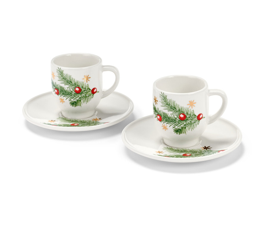 Zwei Espressotassen mit Weihnachtsmotiv auf weißem Hintergrund.