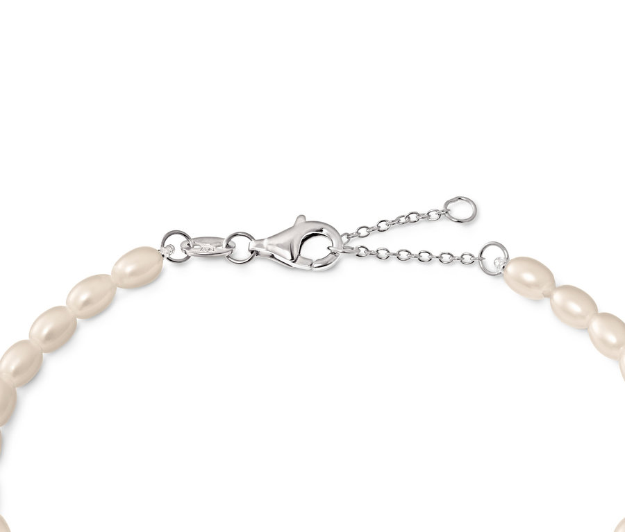 Detailansicht eines 925 Silber Armbands mit kleinen Perlen auf weißem Hintergrund.
