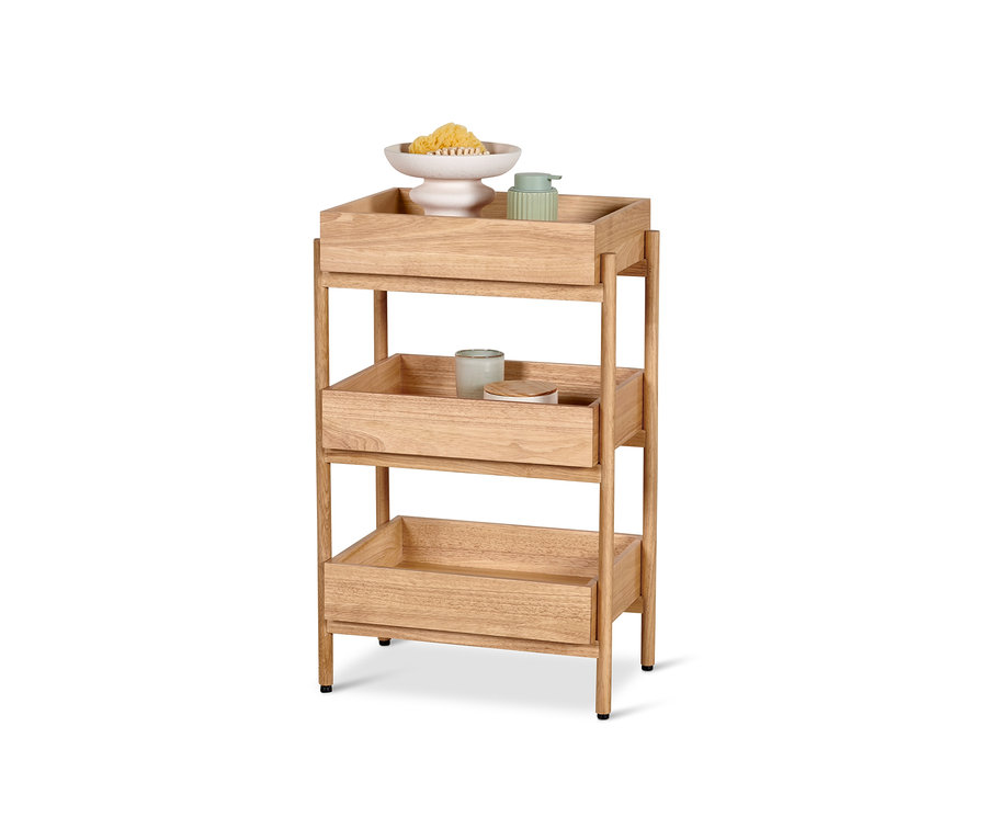 Ein Standregal mit 3 Fächern mit Badezimmerzubehör.