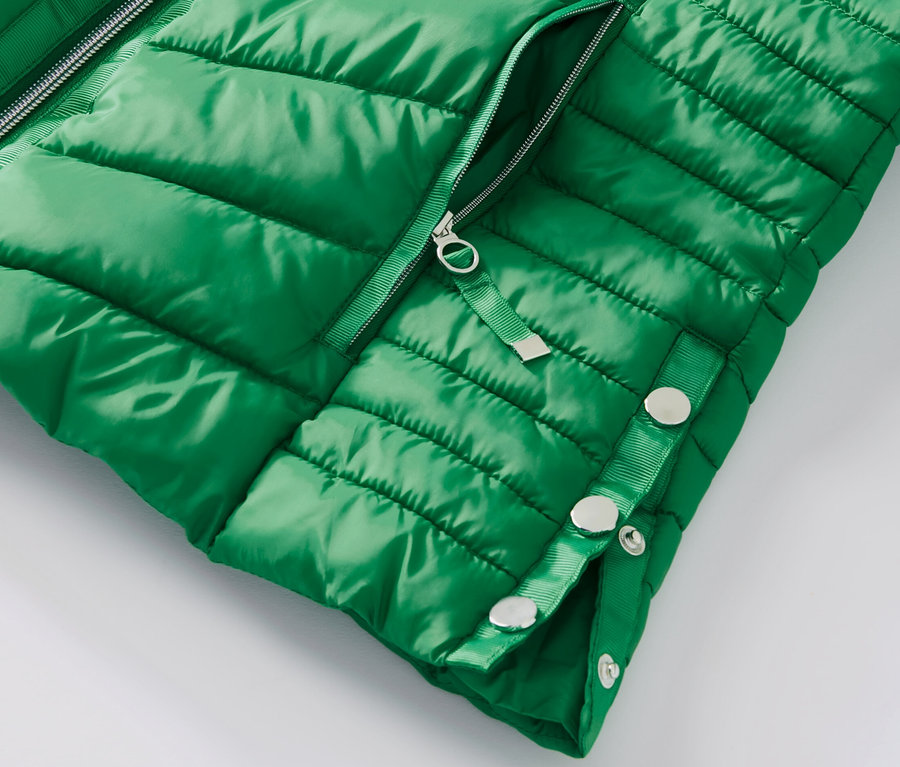 Detailansicht einer grünen Steppjacke.