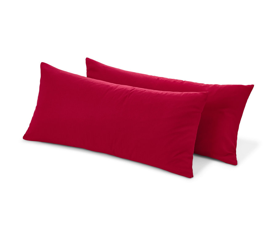 Zwei rote Microfaser-Flanell-Kopfkissenbezüge, ca. 80 x 40 cm liegen übereinander.