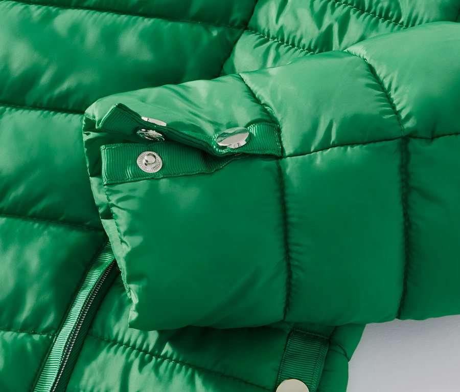 Detailansicht einer grünen Steppjacke.