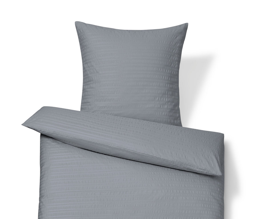 Graue Seersucker-Bettwäsche in Normalgröße und Übergröße liegt auf einem weißen Hintergrund.