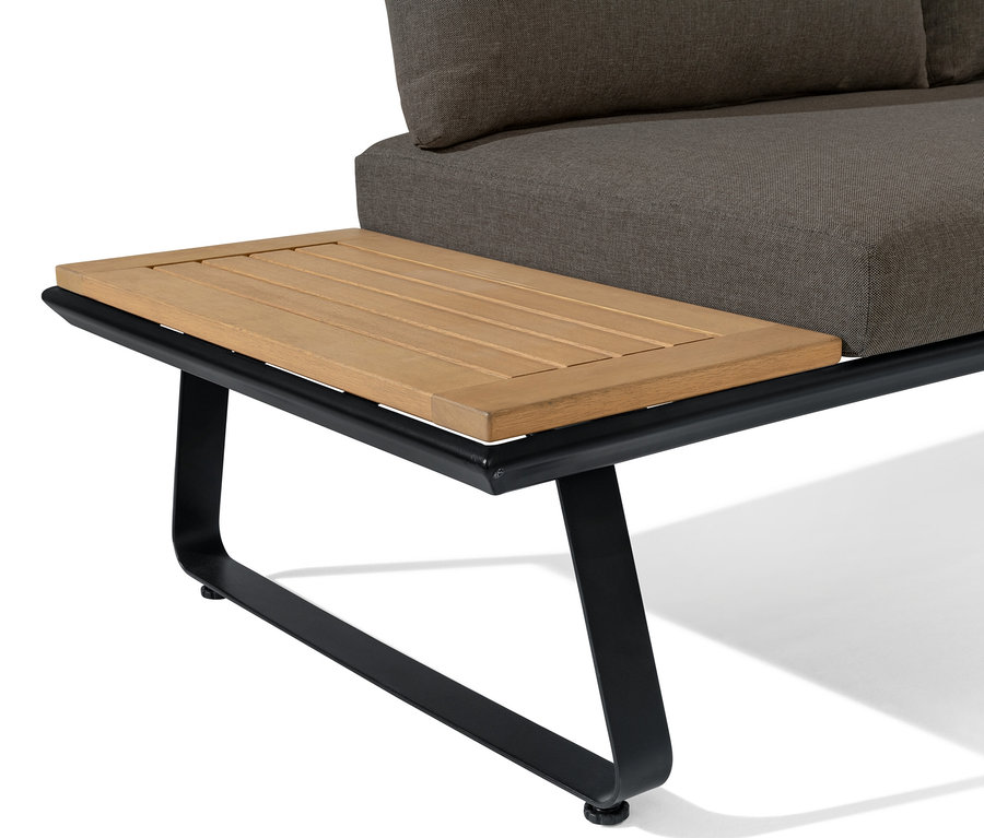 Detail einer Lounge-Ecke mit modernem Kufengestell, braunem Kissen und Holzoberfläche.