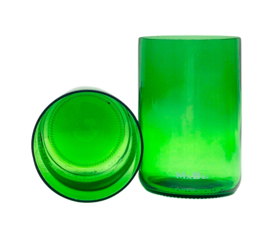 Eine grüne Vase (Höhe ca. 13 cm) steht, eine liegt seitlich, vor weißem Hintergrund.