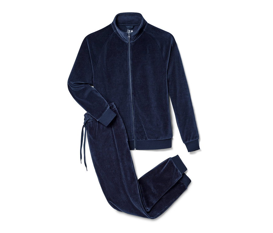 Ein blauer Nicki-Homewear-Anzug liegt auf einem weißen Hintergrund.