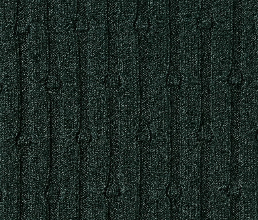 Detailaufnahme eines grünen Zopfstrickpullovers.