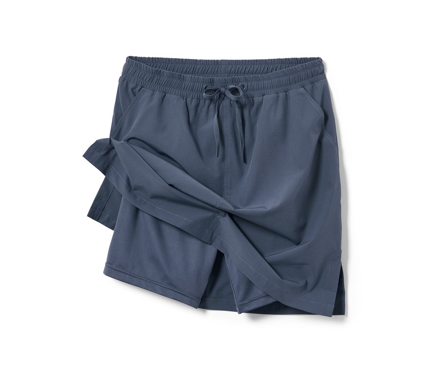 Dunkelblauer Funktionsrock mit Shorts.