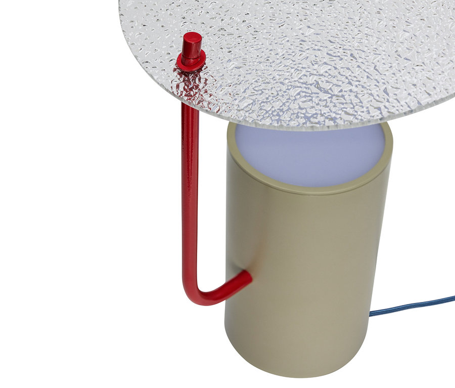Nahaufnahme der Hübsch Tischleuchte »Disc« mit strukturiertem Glasschirm, beigem Zylinderfuß und rotem Metallrahmen.