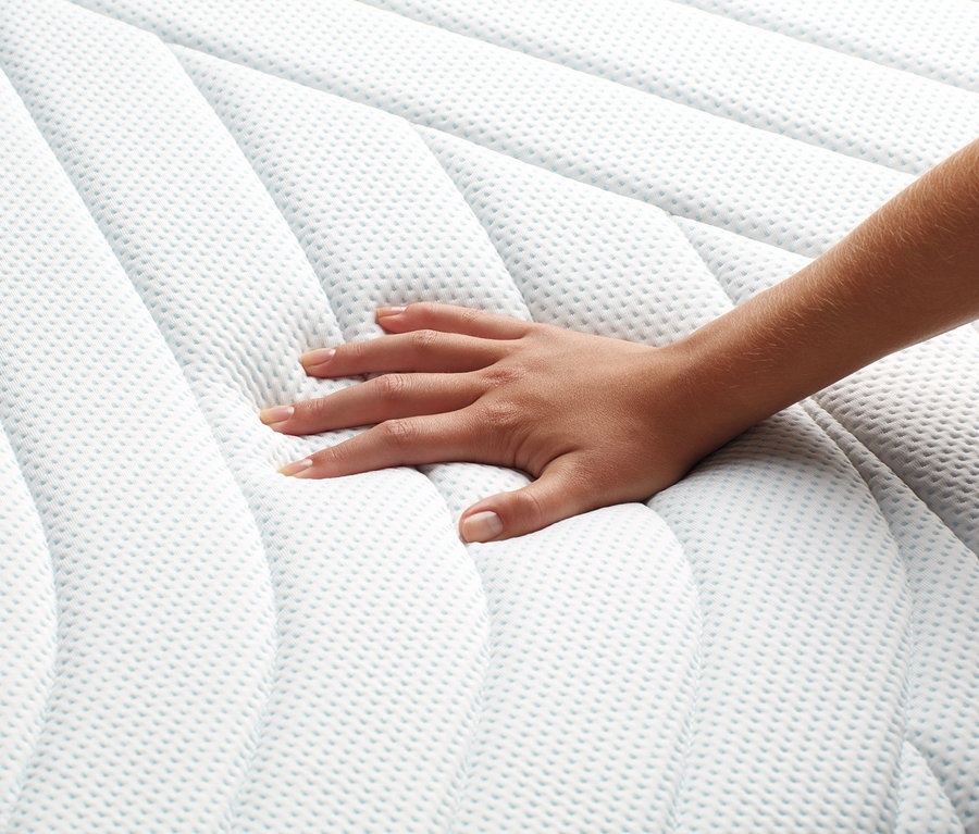 Eine Hand berührt eine Tempur Matratze »Pro CoolQuilt« medium firm.
