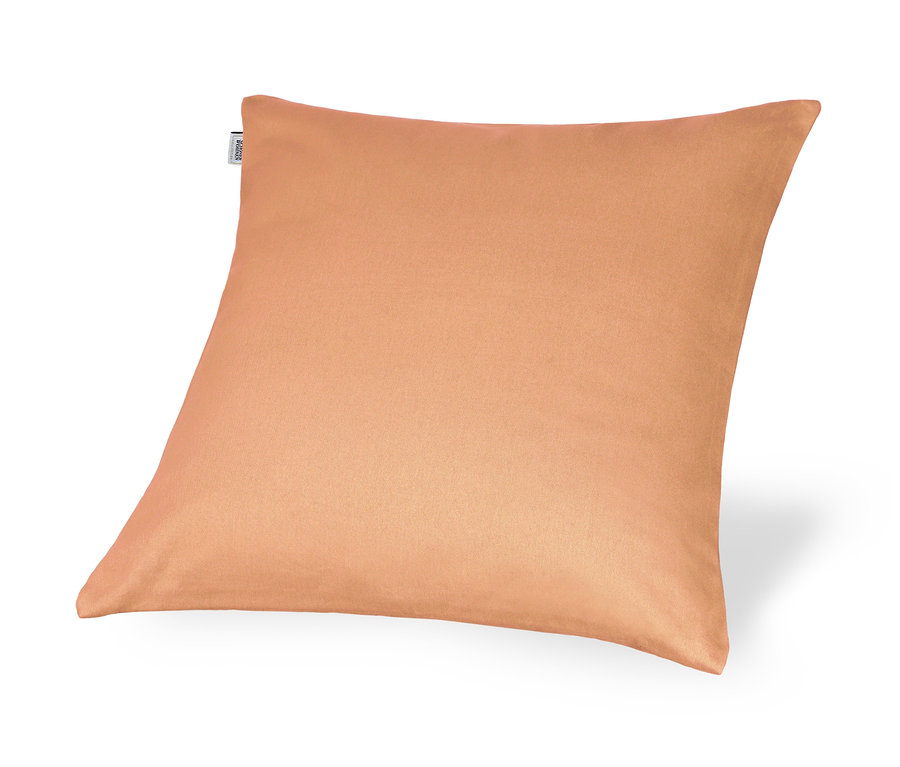 Ein orangefarbener Kissenbezug liegt auf einem weißen Hintergrund. SCHÖNER WOHNEN 2 Dekokissen-Bezüge, ca. 50 x 50 cm