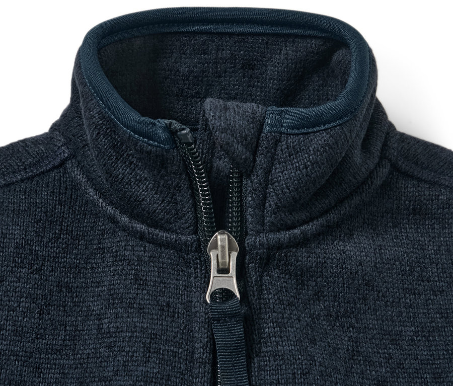 Detailansicht einer Kinder-Strickfleecejacke mit geöffnetem Reißverschluss.