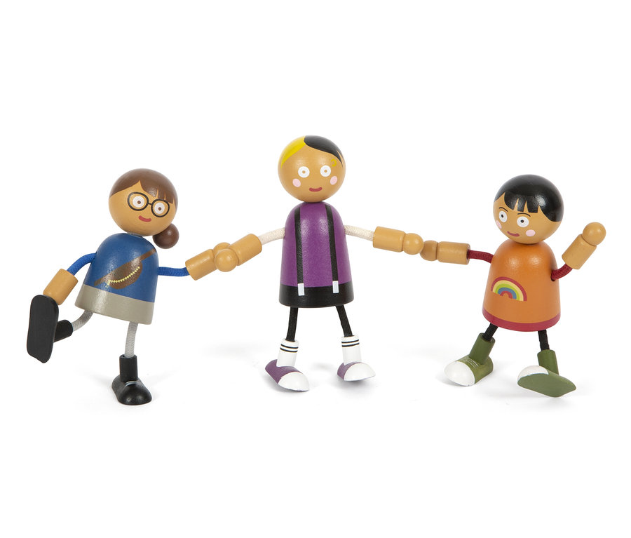 Drei biegsame Holzfiguren der small foot Familie stehen nebeneinander.