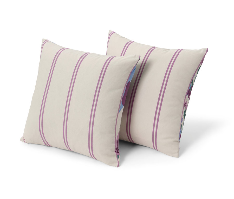 Zwei Dekokissenbezüge mit lila Streifen.