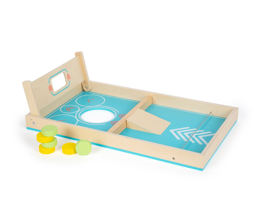 small foot Cornhole und Sling-Puck-Spiel auf weißem Hintergrund.