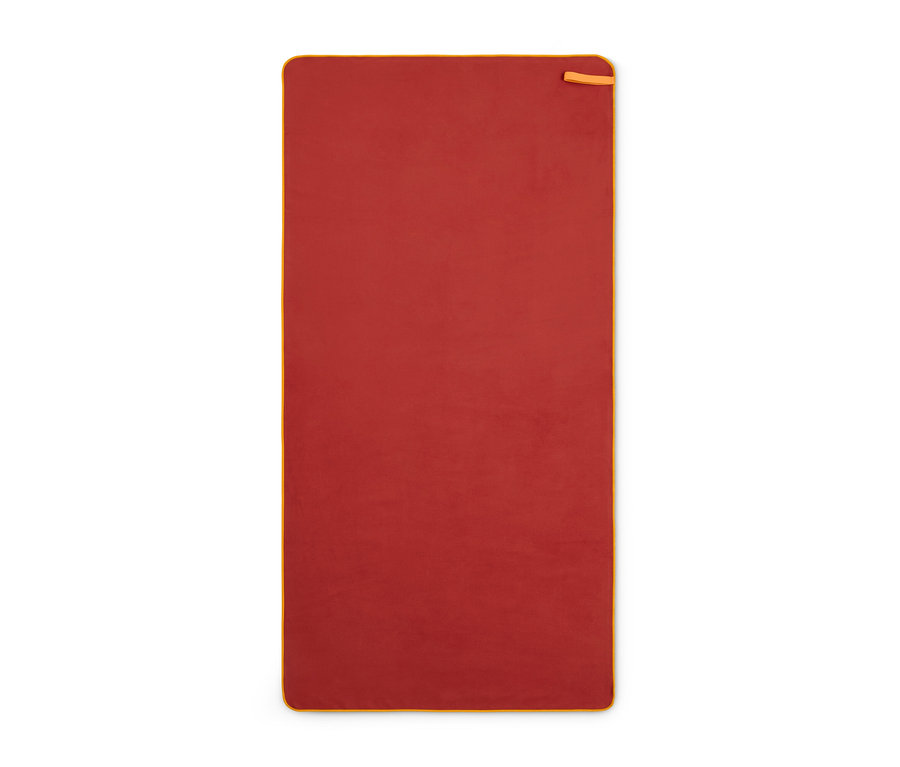 Rotes Outdoor-Handtuch, ca. 70 x 140 cm, mit orangefarbenem Rand.
