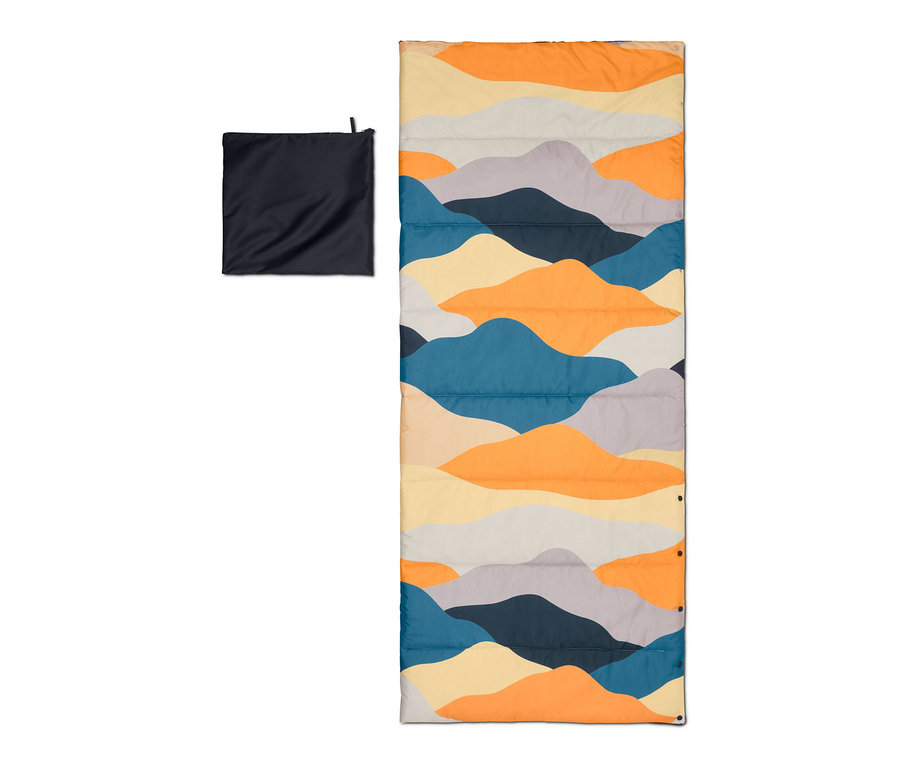 Ein 4-in-1-Decken-Schlafsack liegt neben einem verpackten Schlafsack in einer Hülle.