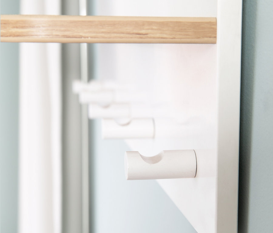 Detailansicht der weißen roba Wandgarderobe »Ava« mit Holzstange und Haken.