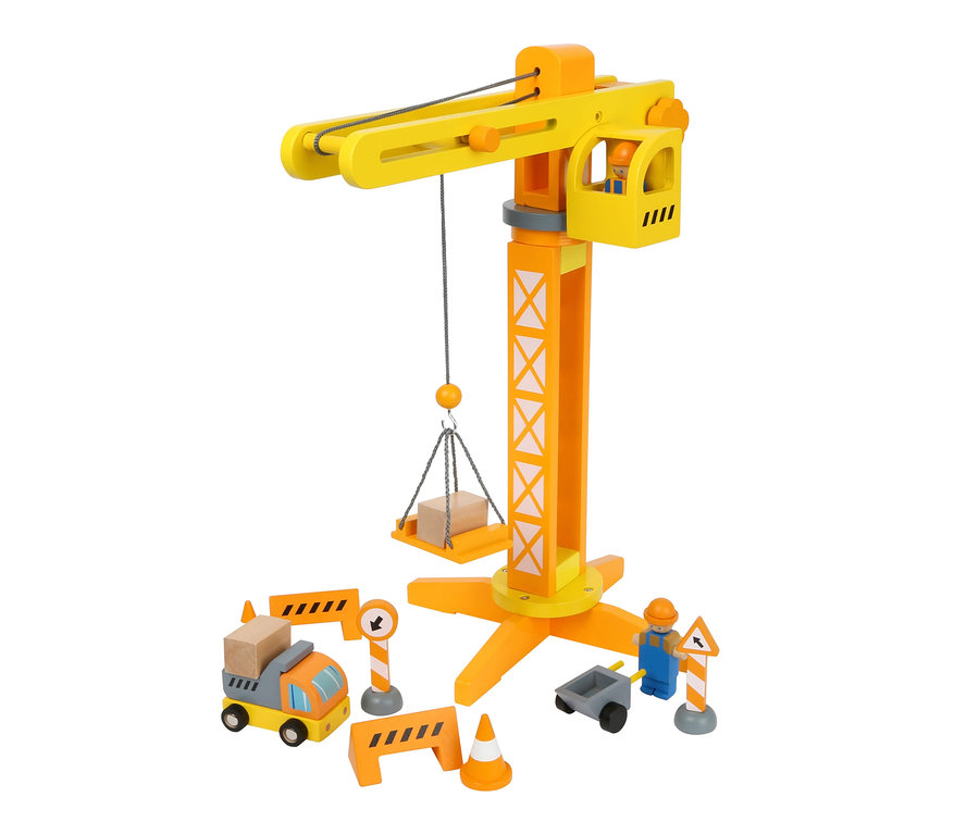 Gelb-orangener small foot Baukran mit Baustellenzubehör aus Holz.