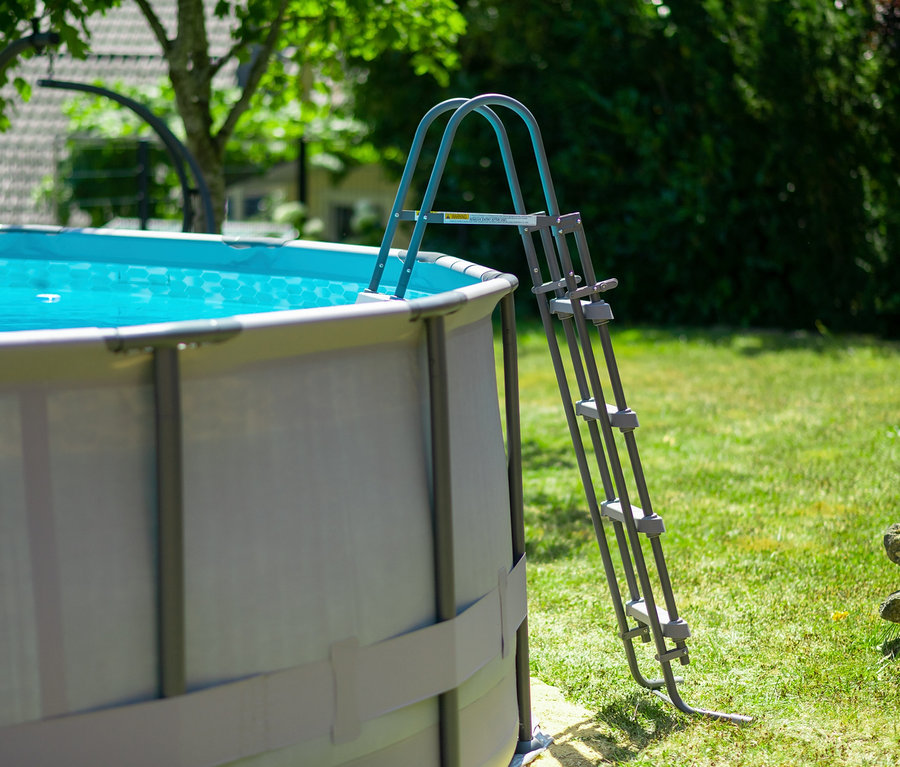 Teil eines Summer Waves Elite-Frame-Pools, Ø ca. 488 cm, mit Metallleiter.
