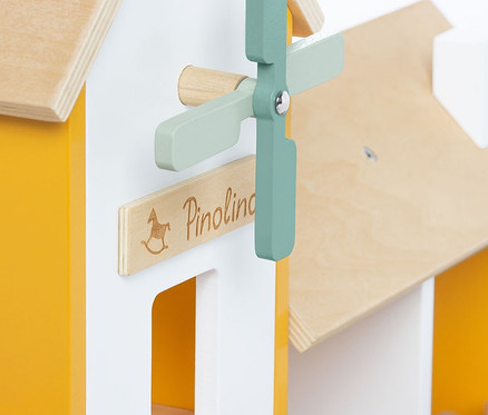 Detailaufnahme vom Pinolino Bauernhof »Henri« mit Windmühle.
