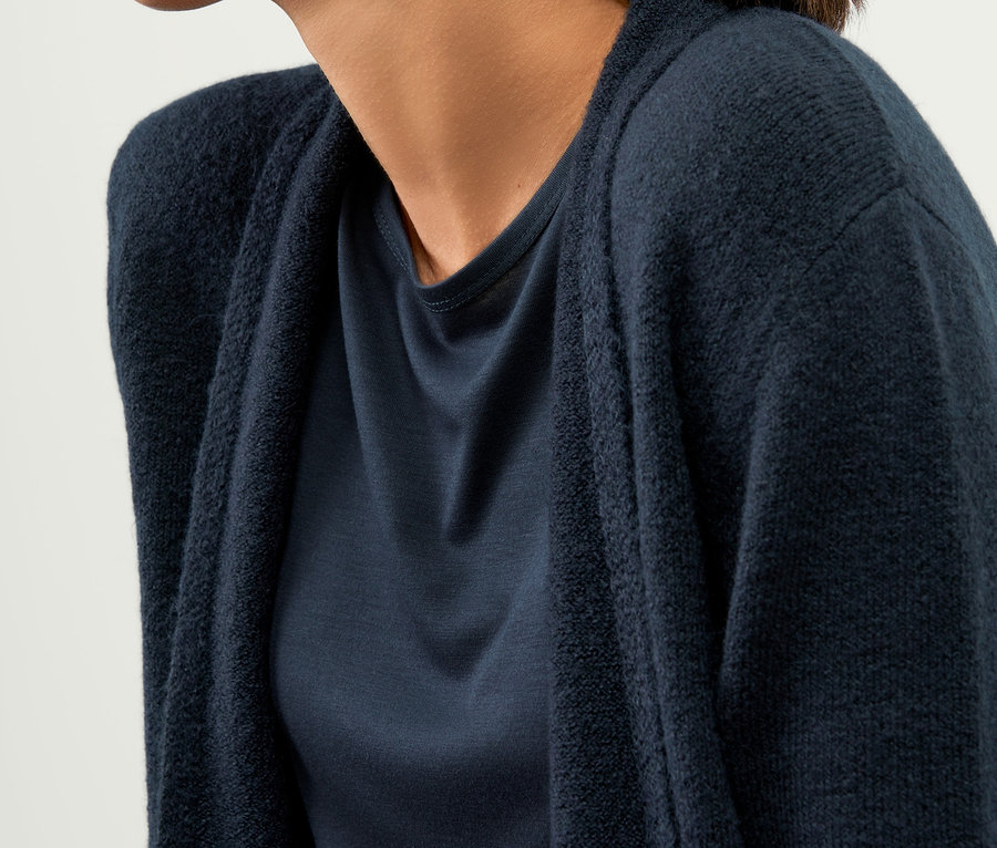 Frau trägt offenen Longcardigan in Dunkelblau.