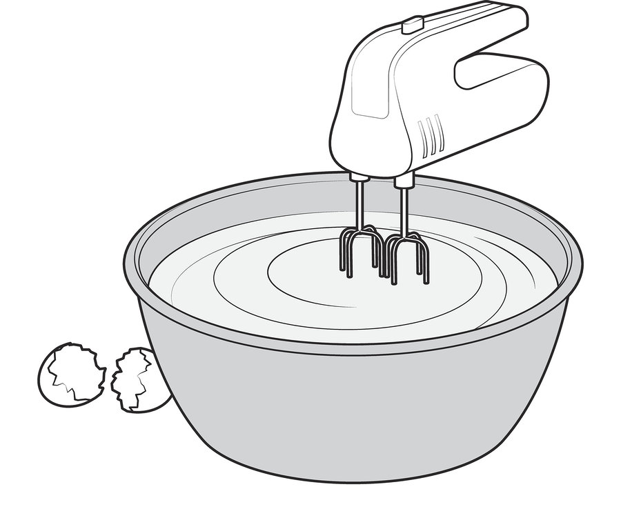 Elektrischer Handmixer in einer Emaille-Allround-Schüssel, daneben zerbrochene Eierschalen.