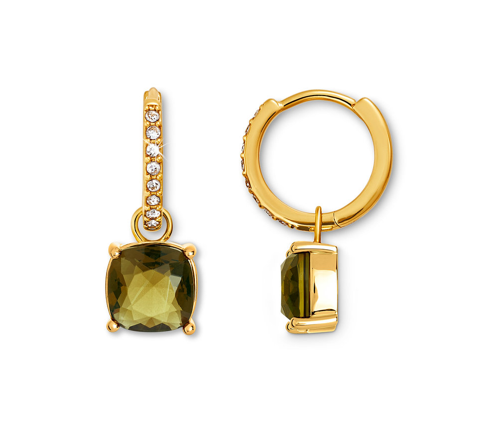 Nahaufnahme von goldenen Creolen mit einem quadratischen, grün-braunen Glaskristallstein-Anhänger.