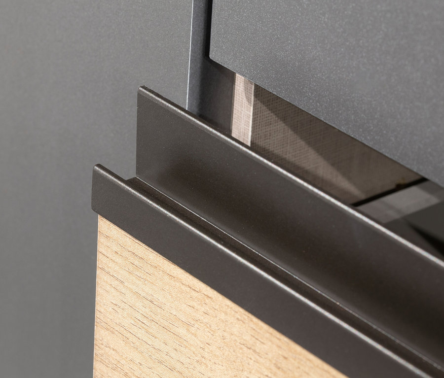 Detailansicht eines grauen Kleiderschranks »Joel« mit zwei Schubladen in Eiche Artisan Dekor.