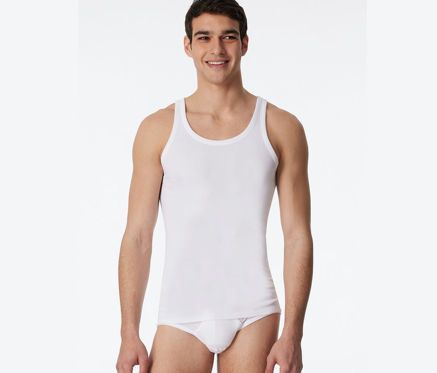 Mann trägt 2 SCHIESSER Unterhemden in Feinripp, weiß.