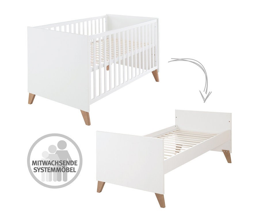 Ein Kinderbett wandelt sich in ein Kleinkinderbett um, beides in Weiß mit Holzbeinen. roba »Ole« Kinderzimmerset Bett und Wickelkommode