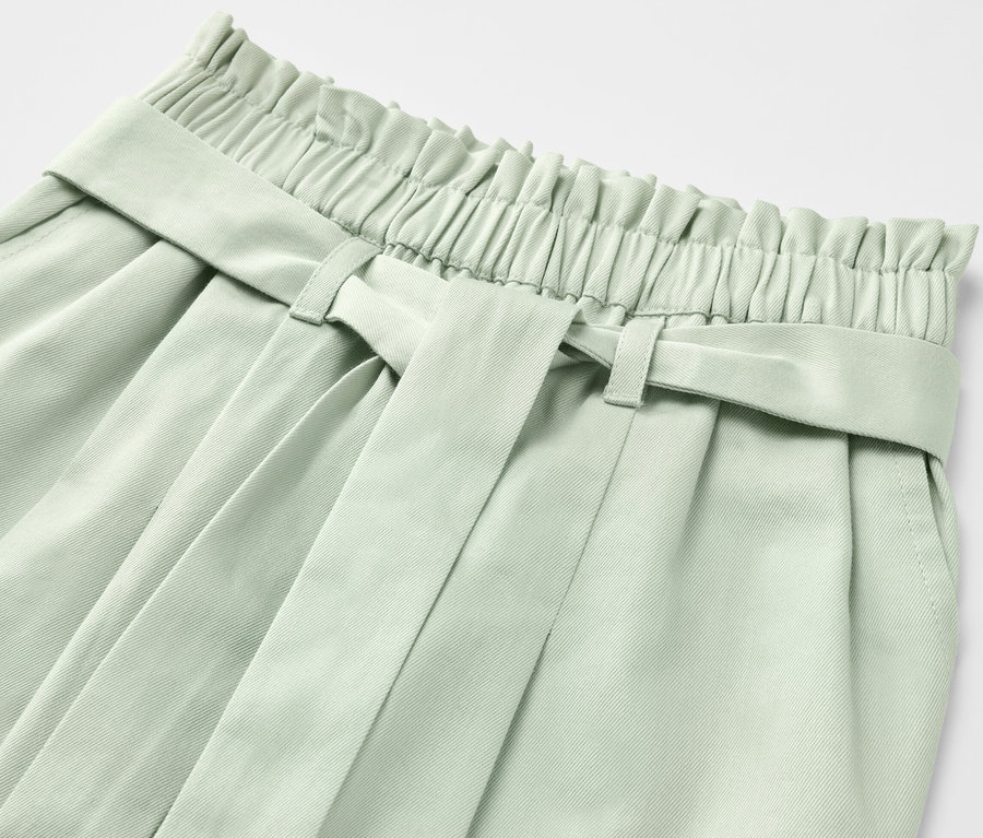 Detailansicht einer hellgrünen Kinder-Pull-on-Pants mit Gürtel.