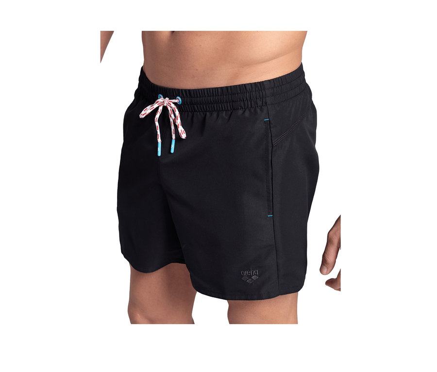 Person trägt schwarze arena Pro_File Beach Shorts mit weiß-rot gestreiftem Kordelzug und hellblauen Enden.