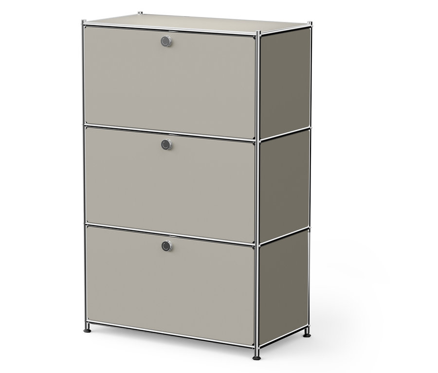 Ein dreistöckiger, grauer Schrank mit Chromdetails auf weißem Hintergrund.