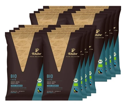 Eine Reihe von Packungen gemahlenem Tchibo Vista Collection Bio Filterkaffee.