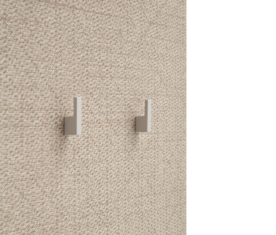 Zwei cremebeige Haken an einer Wand mit Canasta-Dekor. Hakenpaneel »Edno«